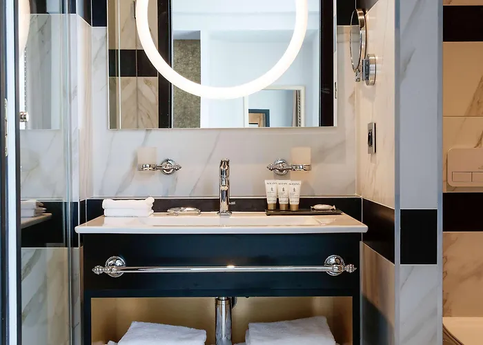 Niepce Paris, Curio Collection By Hilton Parigi