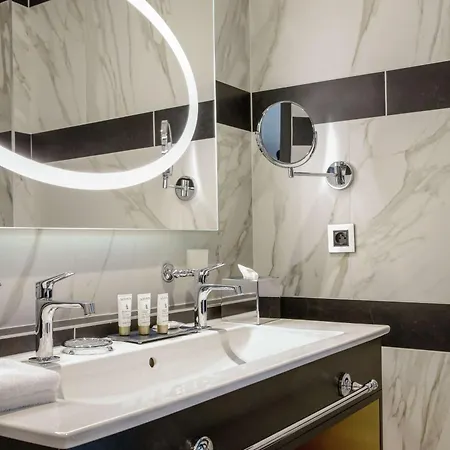 Niepce Paris, Curio Collection By Hilton Hotel Paris