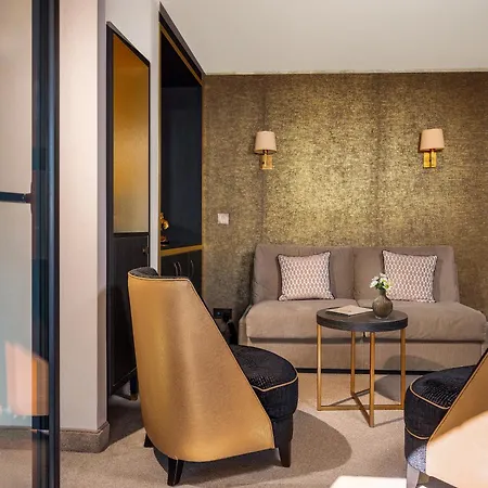 ニエプス キュリオ コレクション バイ ヒルトン 4* パリ