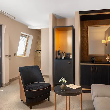 ニエプス キュリオ コレクション バイ ヒルトン ホテル