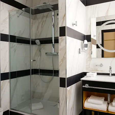 ニエプス キュリオ コレクション バイ ヒルトン 4* パリ