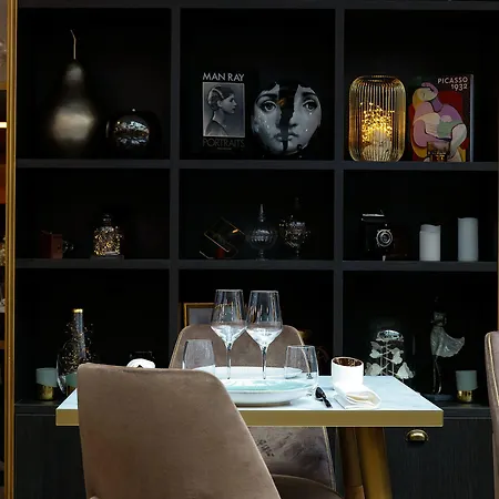 ニエプス キュリオ コレクション バイ ヒルトン 4*